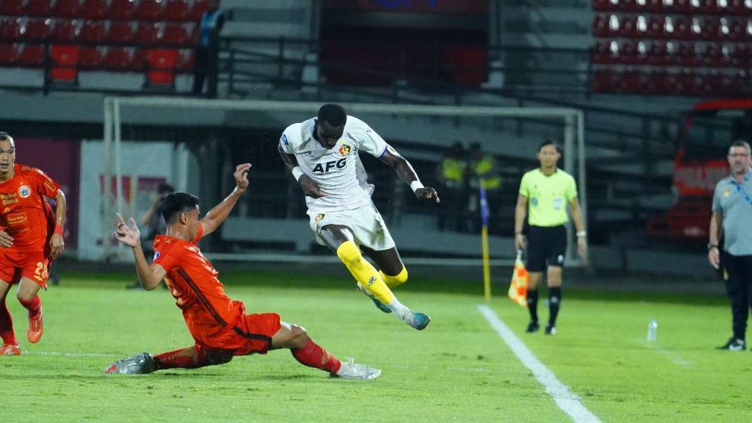 Pemain depan Persik Kediri Flavio kecoh pemain belakang Persija Jakarta. (Foto: Istimewa)