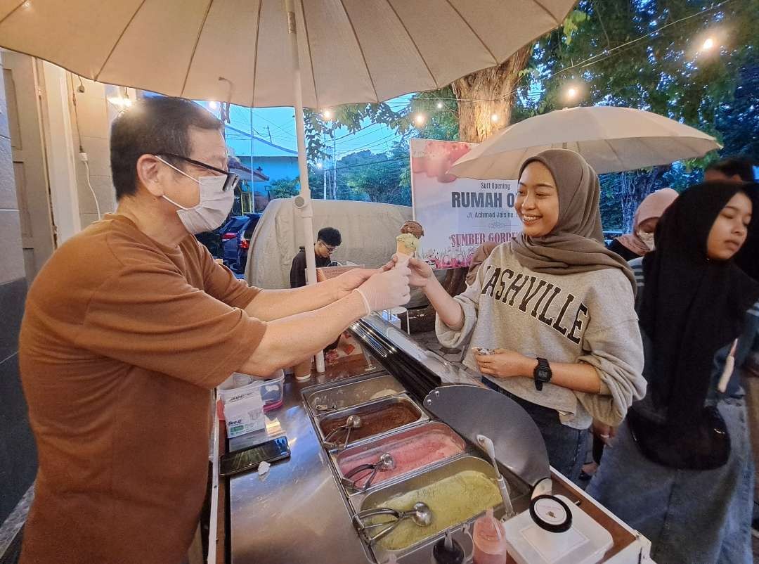 Toko es krim Rumah Oma yang menghadirkan suasana kuno rumah nenek. (Foto: Pita Sari/Ngopibareng.id)