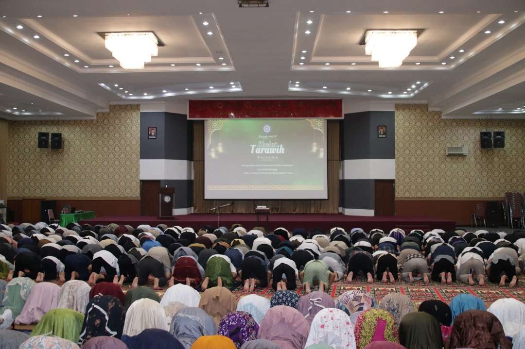 Salat tarawih berjemaah di lingkungan FK Unair, yang bermanfaat untuk kesehatan jantung. (Foto: Pita Sari/Ngopibareng.id)