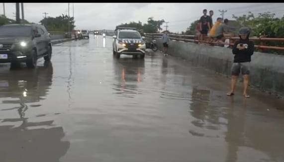 Jalur nasional panntura Kudus-Demak, Jawa Tengah, lumpuh akibat banjir dampak dari tanggul jebol di Karanganyar, Demak, Minggu 17 Maret 2024. (Foto: tanggapan layar)