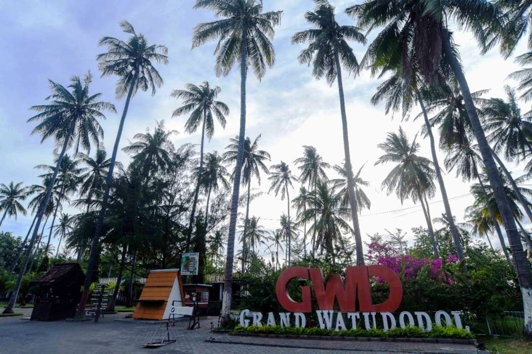 Pantai Grand Watu Dodol salah satu destinasi wisata  yang selalu menjadi jujukan wisatawan (Foto: Muh Hujaini/Ngopibareng.id)