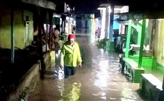 Sebanyak 122 rumah warga dua desa Kecamatan Besuki digenangi banjir luapan Sungai akibat hujan deras semalaman, Minggu 17 Maret 2024 sore hingga malam. (Foto:Dok.BPBD Situbondo)