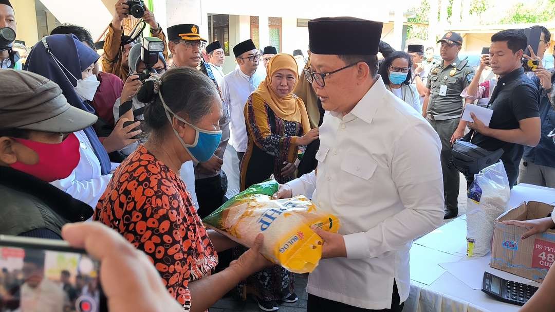 Gelar Pasar Murah di Kediri Pemprov Jatim Klaim Harga Sembako Turun (Fendhy Lesmana/ngopibareng.id)