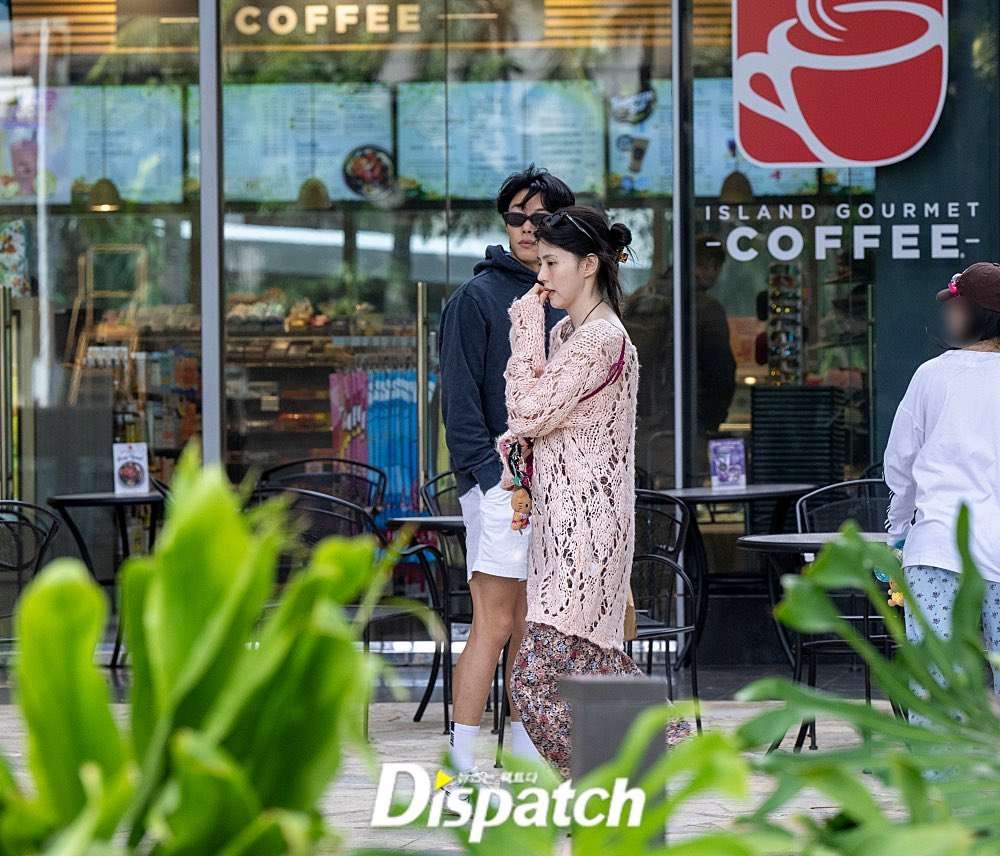 Han So-hee tampak gelisah meski selalu bersama Ryu Jun-yeol. (Foto: Dispatch)