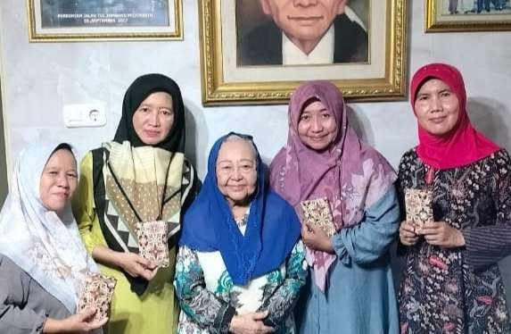 Nyai Hj Mahfudhoh Aly Ubaid, Pengasuh Pondok Pesantren Al-Lathifah Bahrul Ulum Tambakberas Jombang, bersama aktivis Muslimat Jawa Timur. (Foto:adi/ngopibareng.id)