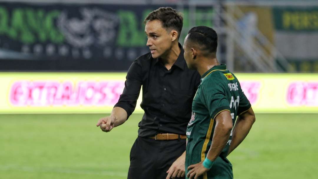 Pelatih Persebaya, Paul Munster saat memberikan arahan kepada pemain depan. (Foto: Fariz Yarbo/Ngopibareng.id)