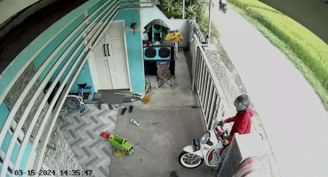 Tangkapan layar rekaman CCTV maling motor. (Foto: Istimewa)