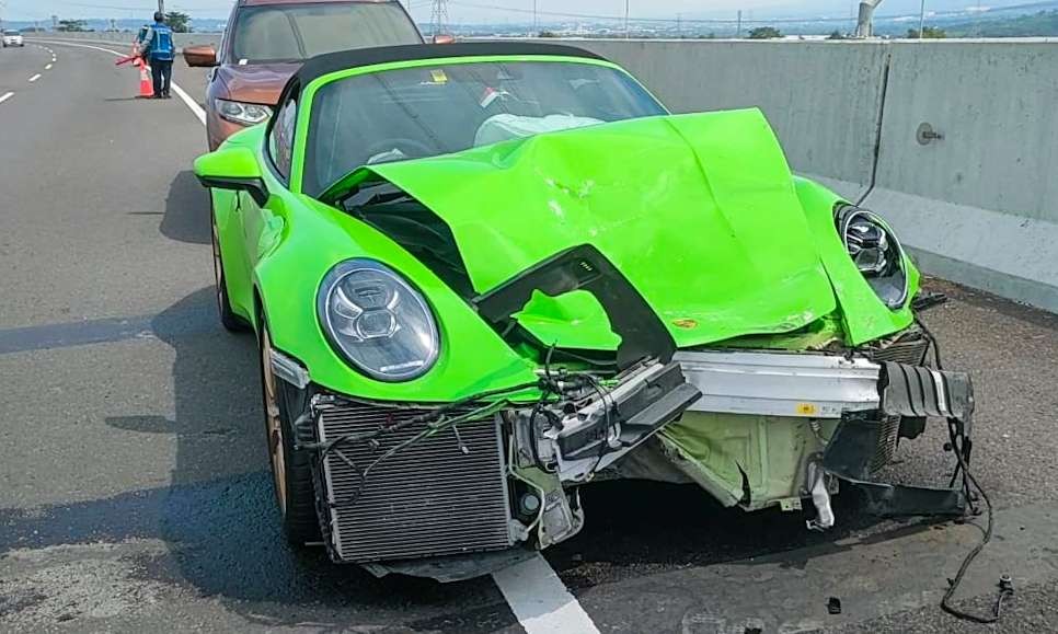 Porsche ringsek usai tabrakan dengan grand livina di Sidoarjo (foto :Aini/Ngopibareng.id)