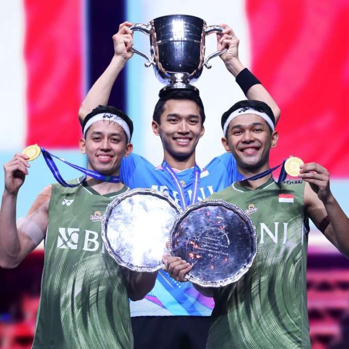 Jonatan Christie sebagai juara tunggal putra All England 2024, diapit ganda putra Fajar Alfian dan Muhammad Rian Ardianto. (Foto: Instagram Jokowi)