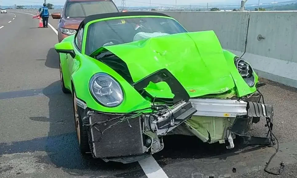 Porsche ringsek seruduk Grand Livina di Tol Kejapanan-Porong KM768.400, Sidoarjo. (Foto: Aini Arifin/Ngopibareng.id)