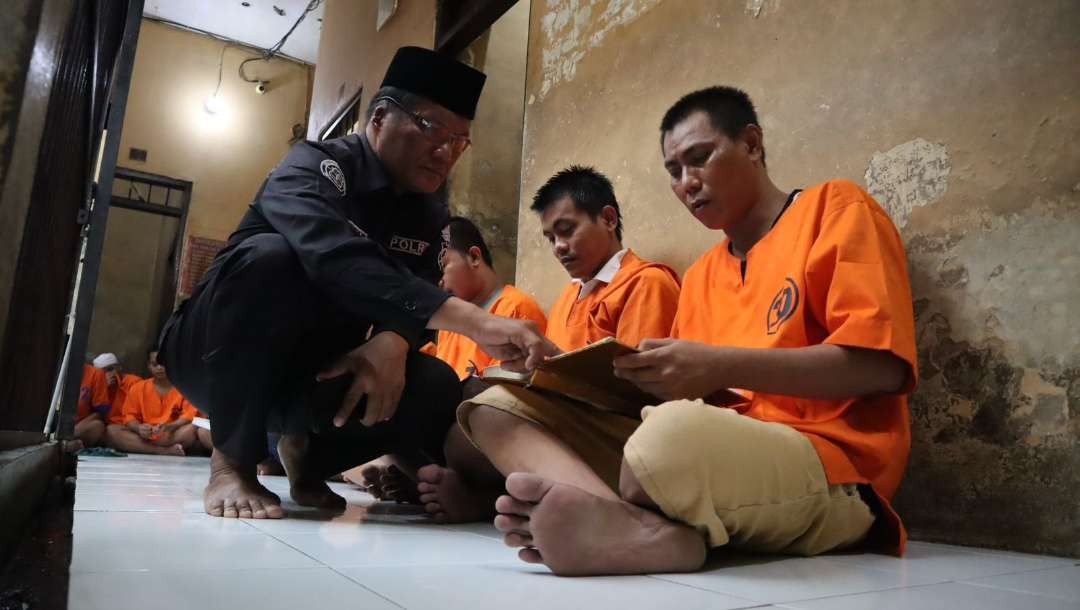 Para tahanan di Mapolres Probolinggo Kota sedang tadarus Alquran. (Foto: Humas Polres Probolinggo Kota)