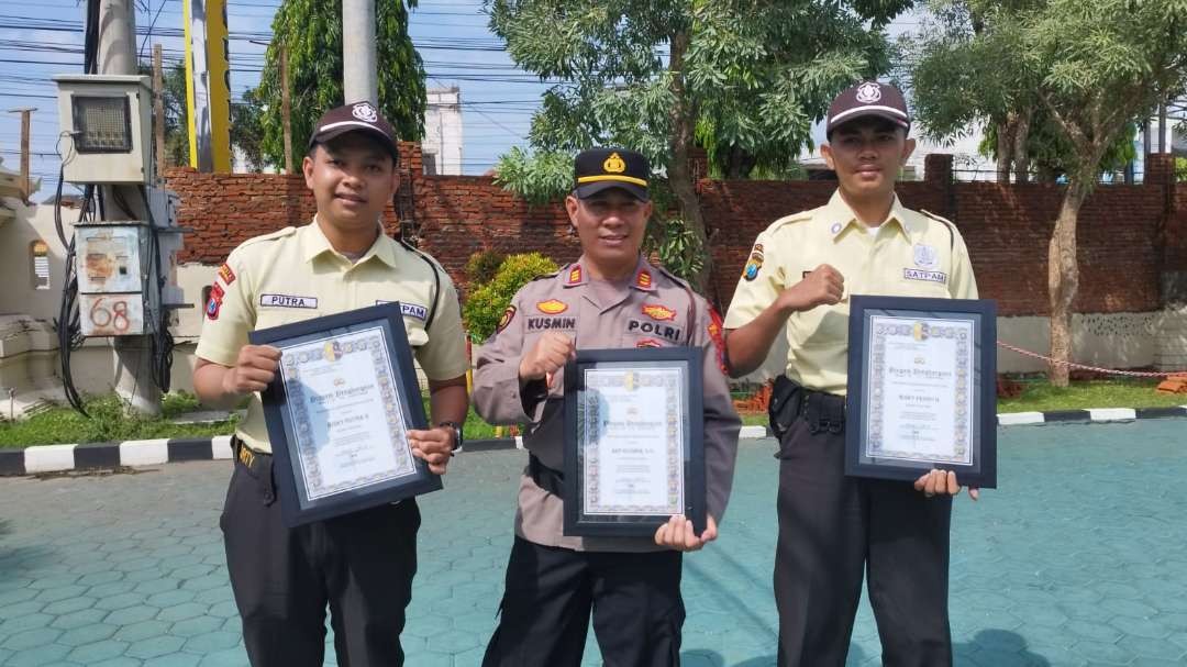 Dua security Roxy mal Bersama Kapolsek Banyuwangi usai mendapatkan reward dari Kapolresta Banyuwangi (Foto: Muh HujainiNgopibareng.id)