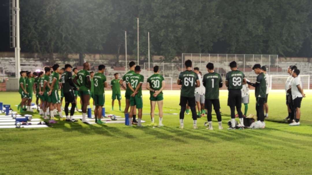 Persebaya saat menjalani latihan di Stadion Gelora 10 November, Surabaya. (Foto: Fariz Yarbo/Ngopibareng.id)