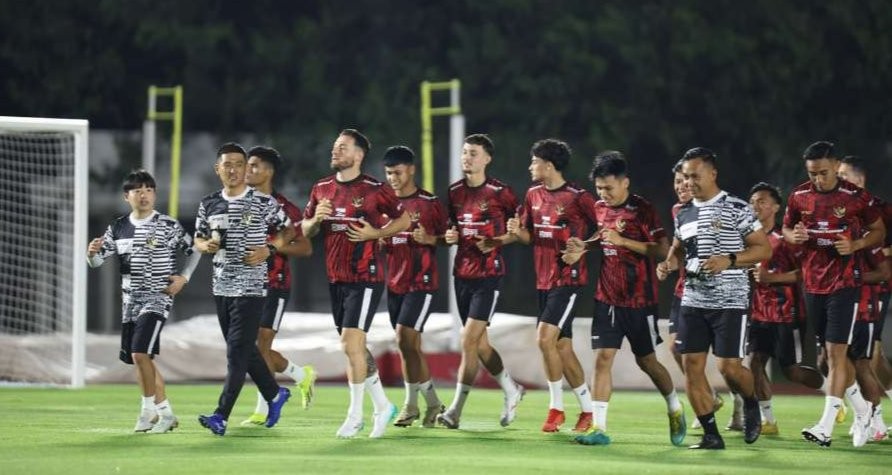 Para pemain Timnas Indonesia jalani latihan fisik ringan pada laltihan perdana, Senin 18 Maret 2024 malam. (Foto: PSSI)