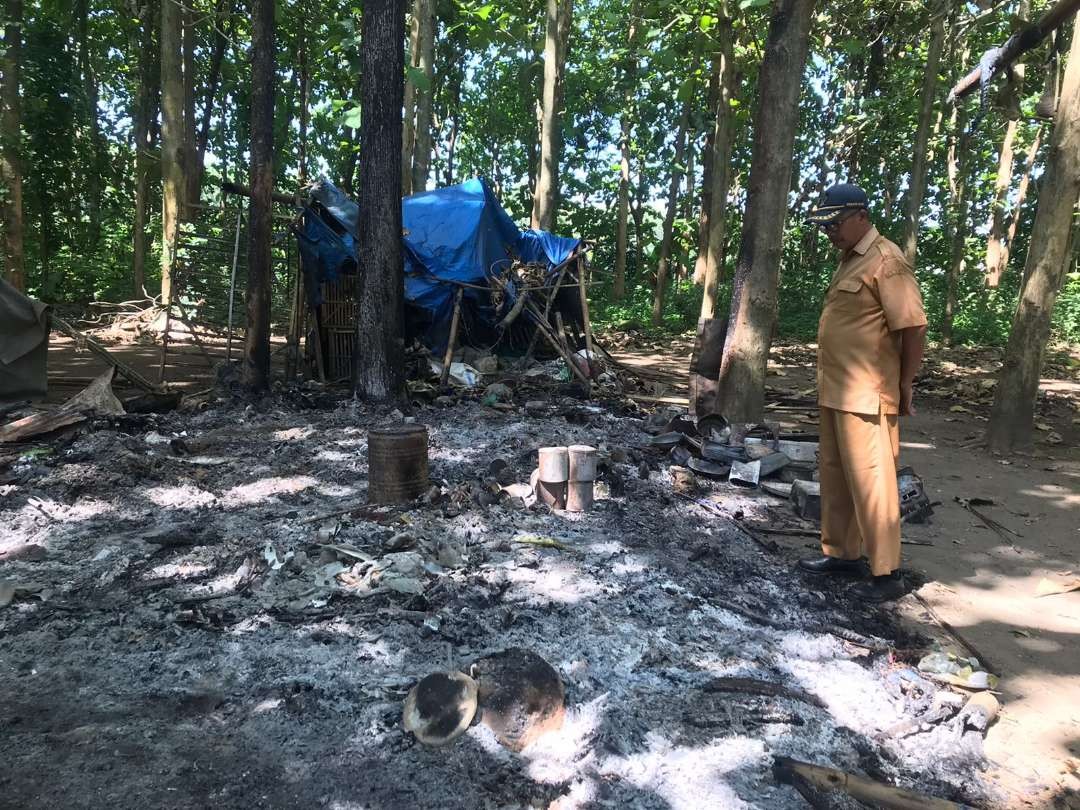 Warung hanya tersisa abu bekas kebakaran. (Foto: Choirul Anam/Ngopibareng.id)