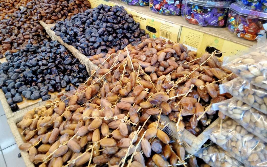 Berbagai jenis kurma dengan harga yang berbeda, bisa diolah menjadi Naabez, minuman kesukaan Rasulullah (Foto: Asmanu Sudarso/ngopibareng.id )