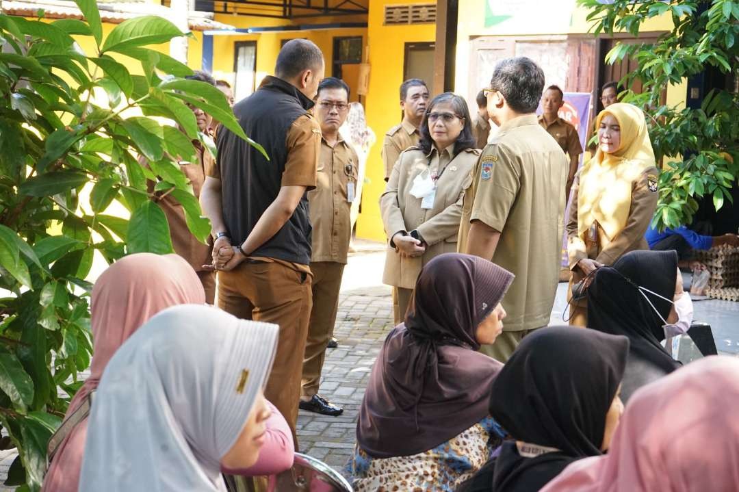 Pj Wali Kota Kediri Zanariah meninjau Operasi Pasar Murni (OPM) yang berada di Kantor Kelurahan Tamanan Kota Kediri (Foto: Istimewa)