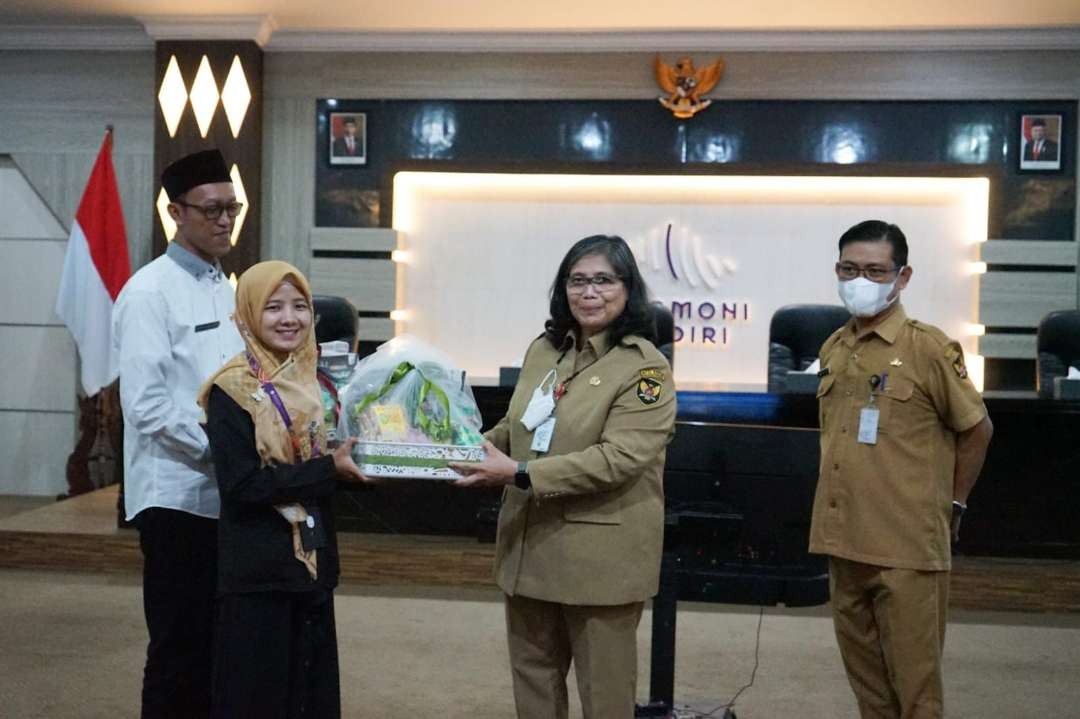 Pj Wali Kota Kediri Zanariah terus mendorong para pelaku usaha untuk melengkapi salah satu legalitas usahanya yakni sertifikasi halal (Foto: Istimewa)