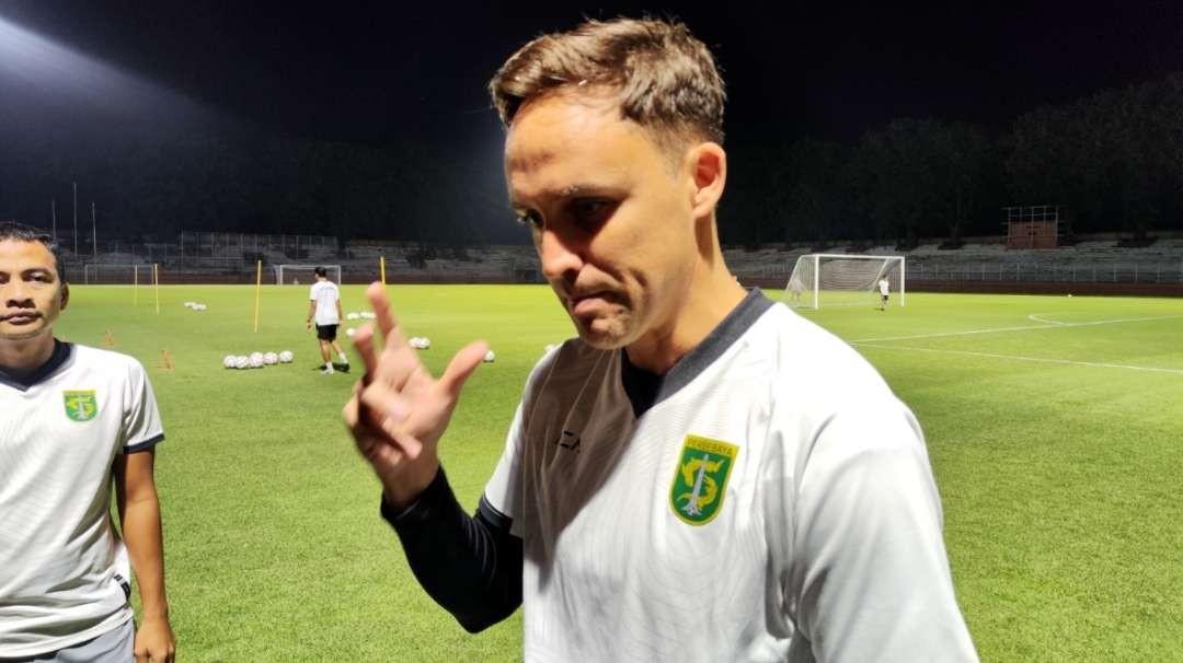 Pelatih Persebaya, Paul Munster dalam latihan tim di Surabaya. (Foto: Fariz Yarbo/Ngopibareng.id)