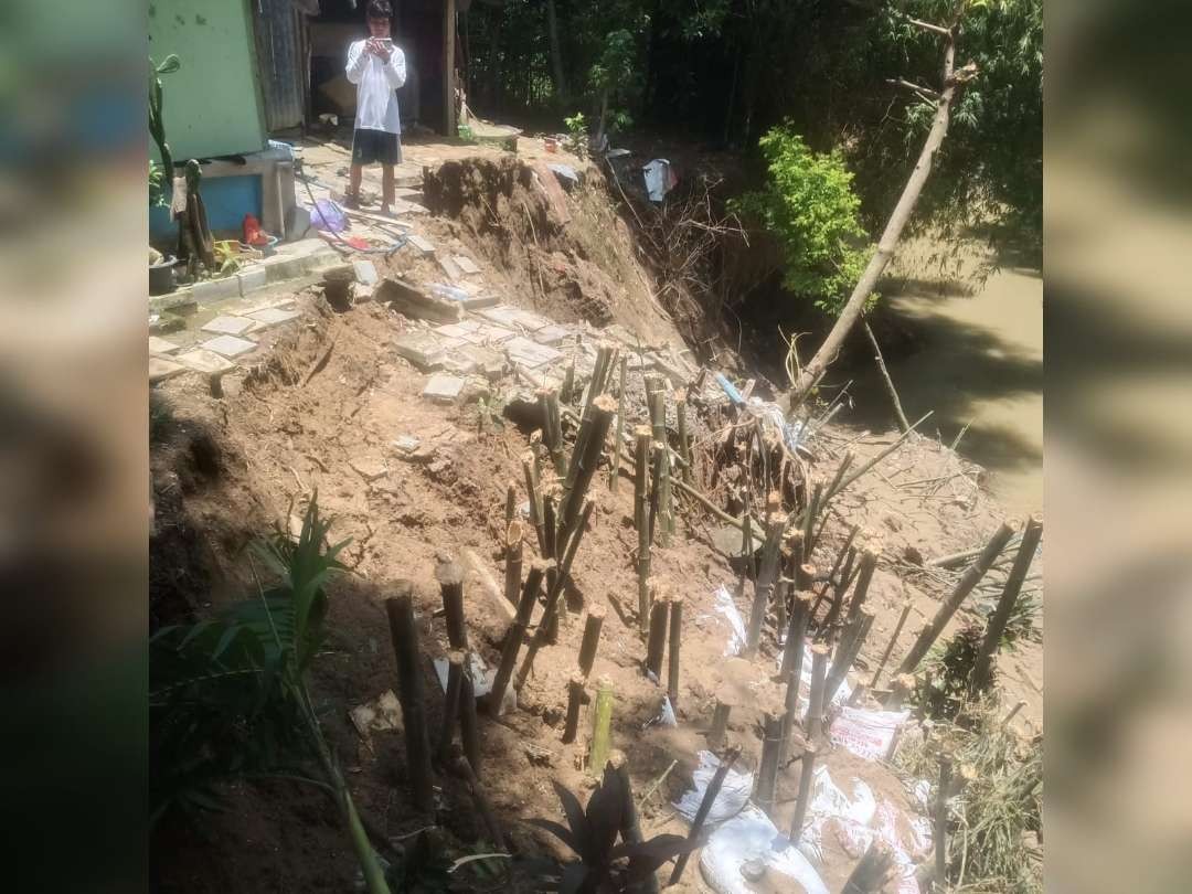 Kondisi longsoran di Desa Ngaglik, Kecamatan Kasiman, Bojonegoro, Jawa Timur. (Foto: Ahmad Sampurno/ Ngopibareng.id)