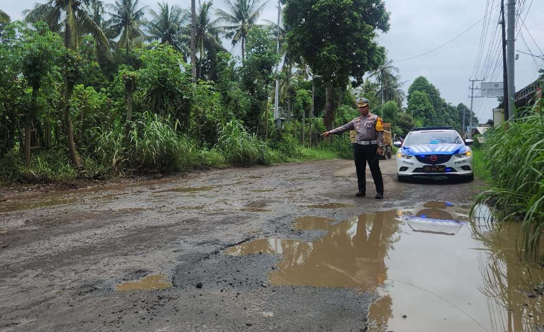 Kondisi jalur lingkar Ketapang rusak parah, menjadi atensi Satlantas Polresta Banyuwangi karena jalan ini akan dijadikan obyek rekayasa lalu lintas untuk mengurai kemacetan di Ketapang. (Foto: Istimewa)