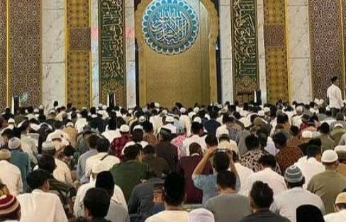 Kepadatan jemaah Shalat Tarawih di Masjid Al Akbar Surabaya. (Foyo:dok/ngopibareng.id)