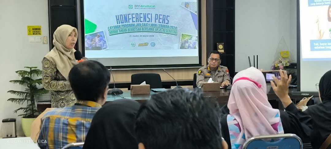 Kepala BPJS Cabang Kediri Tutus Novita Dewi  dalam keterangan persnya melalui program JKN  libur Lebaran 2024 Mudik Aman Berkesan Bersama BPJS Kesehatan (Foto: Fendi Lesmana/ngopibareng.id)