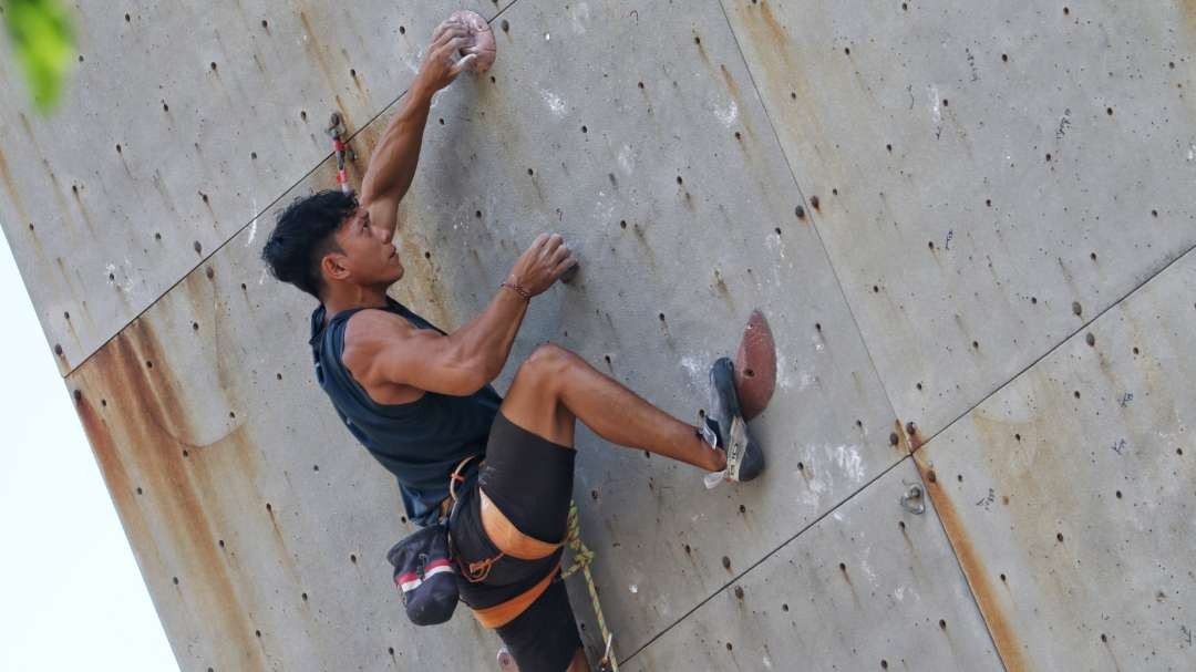 Atlet Panjat Tebing Jatim saat menjalani latihan. (Foto: Fariz Yarbo/Ngopibareng.id)