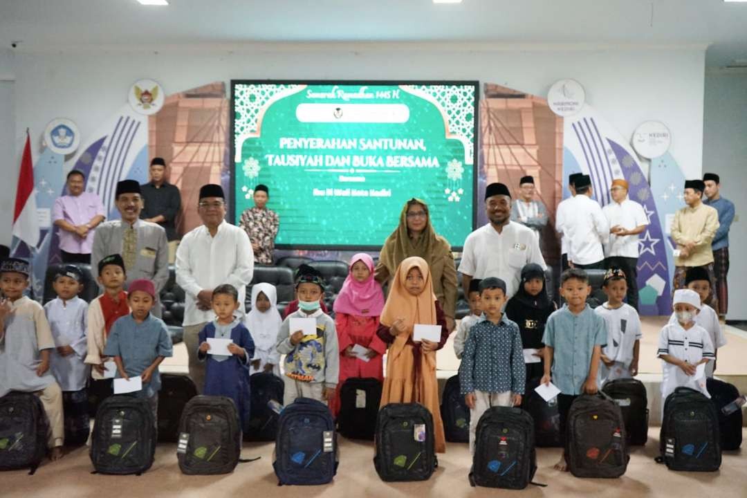 Pj Walikota Kediri Zanariah gelar buka bersama dan santunan anak yatim dengan ASN di beberapa OPD Pemerintah Kota Kediri yang bertempat di Aula Dinas Pendidikan Kota Kediri. (Foto: Istimewa)