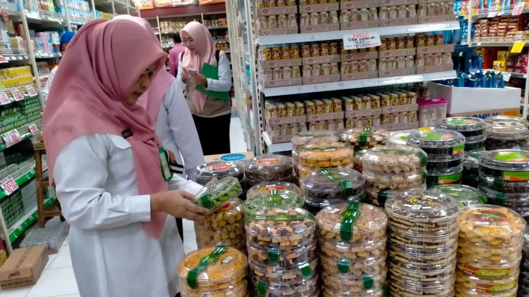 Tim gabungan dari Pemkot Probolinggo menggelar sidak di sejumlah swalayan di Jalan dr Soetomo. (Foto: Ikhsan Mahmudi/Ngopibareng.id)