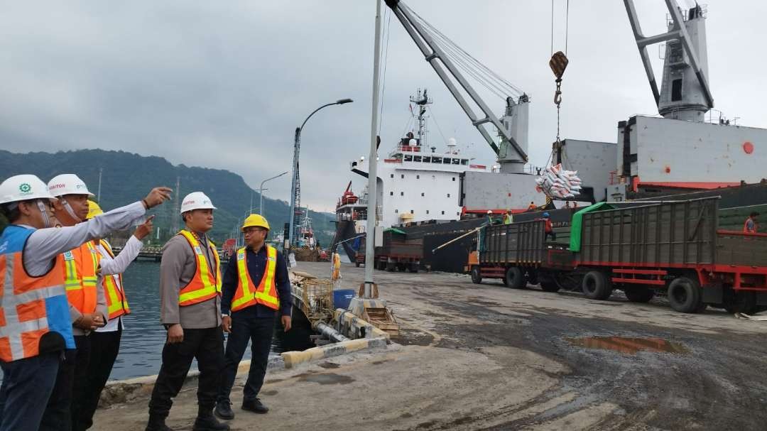 Satgas Pangan mengecek proses bongkar beras impor di Pelabuhan Tanjungwangi Banyuwangi (Foto :Muh Hujaini/Ngopibareng.id)