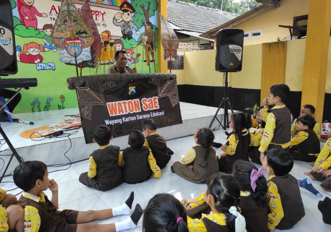 Polisi Kediri ajari anak-anak berpuasa lewat cerita wayang. (Foto: Istimewa)