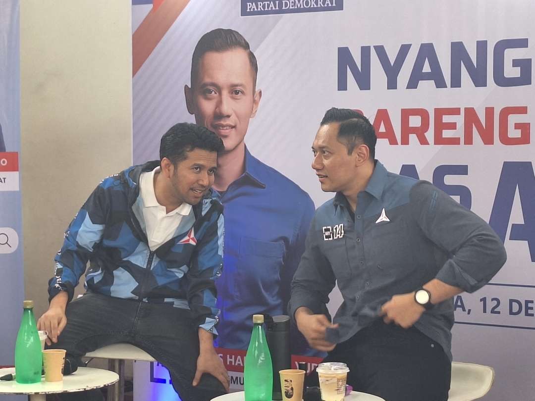 Ketua DPD Partai Demokrat Jawa Timur, Emil Elestianto Dardak (kiri), berbincang dengan Ketua Umum Partai Demokrat, Agus Harimurti Yudhoyono (kanan), dalam suatu acara di Surabaya, 12 Desember 2023 silam. (Foto: Julianus Palermo/Ngopibareng.id)