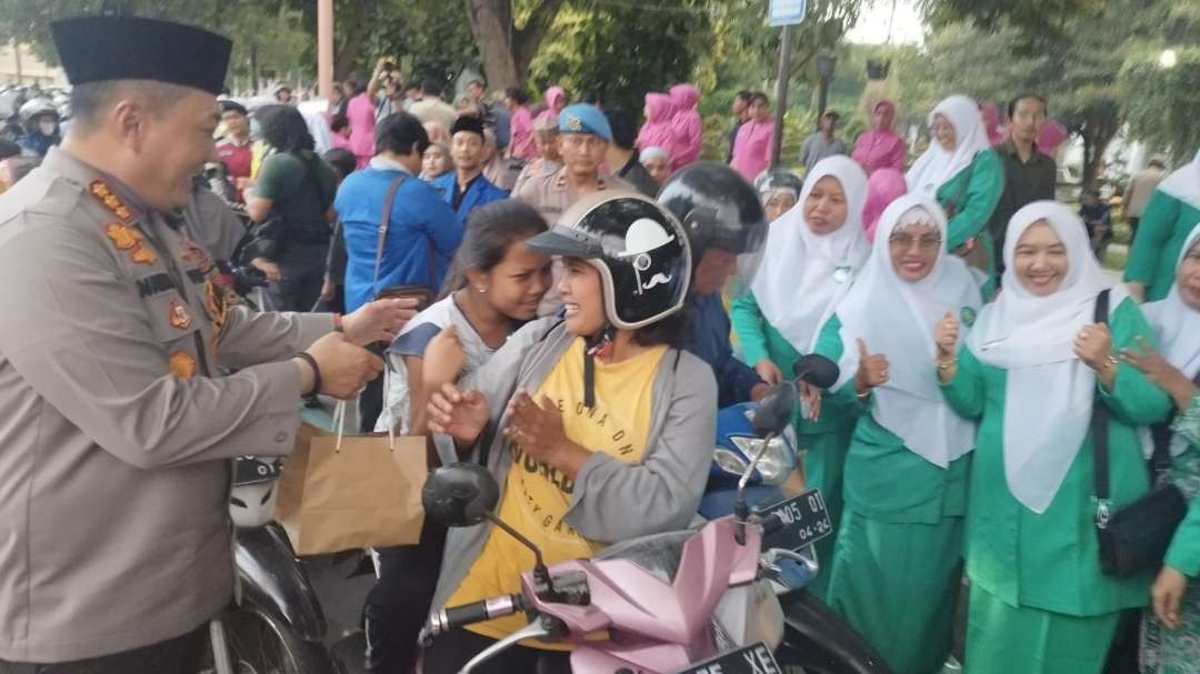 Kapolresta Banyuwangi membagikan takjil kepada pengguna jalan. (Foto: Muh Hujaini/Ngopibareng.id)