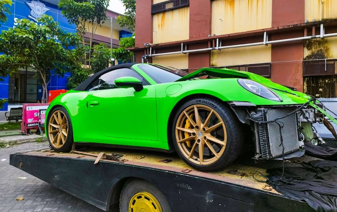 Mobil Porsche yang terlibat kecelakaan dengan grand livina di Tol Sidoarjo (foto : Aini l/Ngopibareng.id)