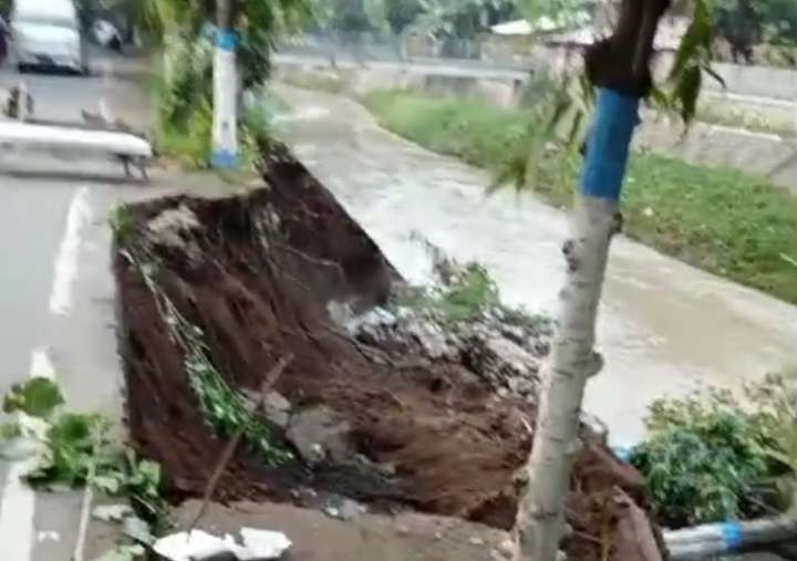 Tembok Penahan Tanah (TPT) Kali Kertosono di Kecamatan Kraksaan, Kabupaten Probolinggo ambrol. (Foto: Ikhsan Mahmudi/Ngopibareng.id)