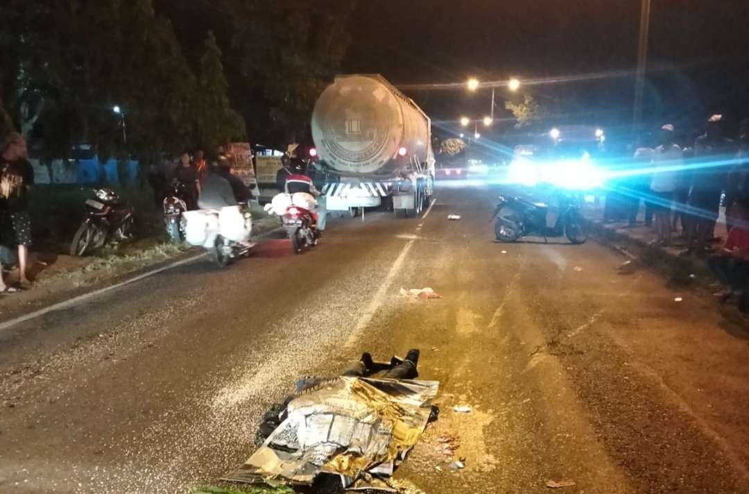 Posisi korban setelah ditabrak truk di jalan raya Babat-Lamongan, Jawa Timur. (Foto: Istimewa)