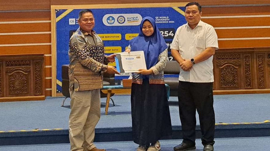 Perwakilan Unair saat menyerahkan kandidat penerima golden ticket dari 47 sekolah. (Foto: Pita Sari/Ngopibareng.id)