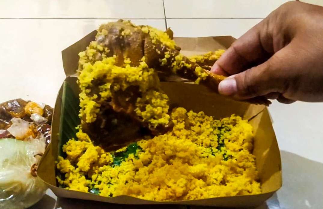 Penampakan ayam goreng kremes seharga Rp 200.000 di Sidoarjo, Jawa Timur. (Foto: Aini Arifin/Ngopibareng.id)