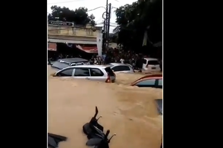 Tangkapan layar video banjir yang lokasinya disebut di Sampang, Jawa Timur. (Foto: TikTok)