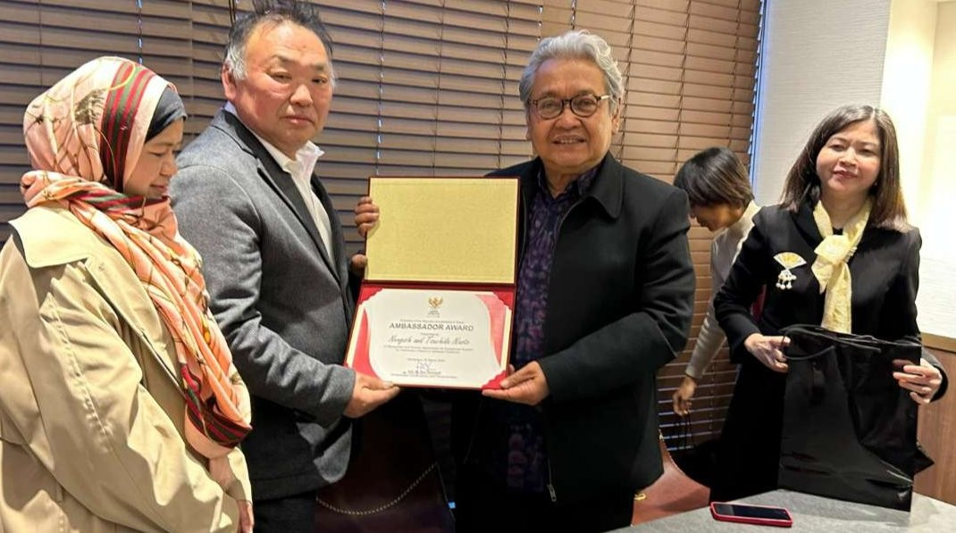 Dubes Heri Akhmadi berikan anugerah Dubes Heri Akhmadi anugerahkan Ambassador Award kepada relawan Gempa Ishikawa. (Foto: Dubes RI untuk Jepang)