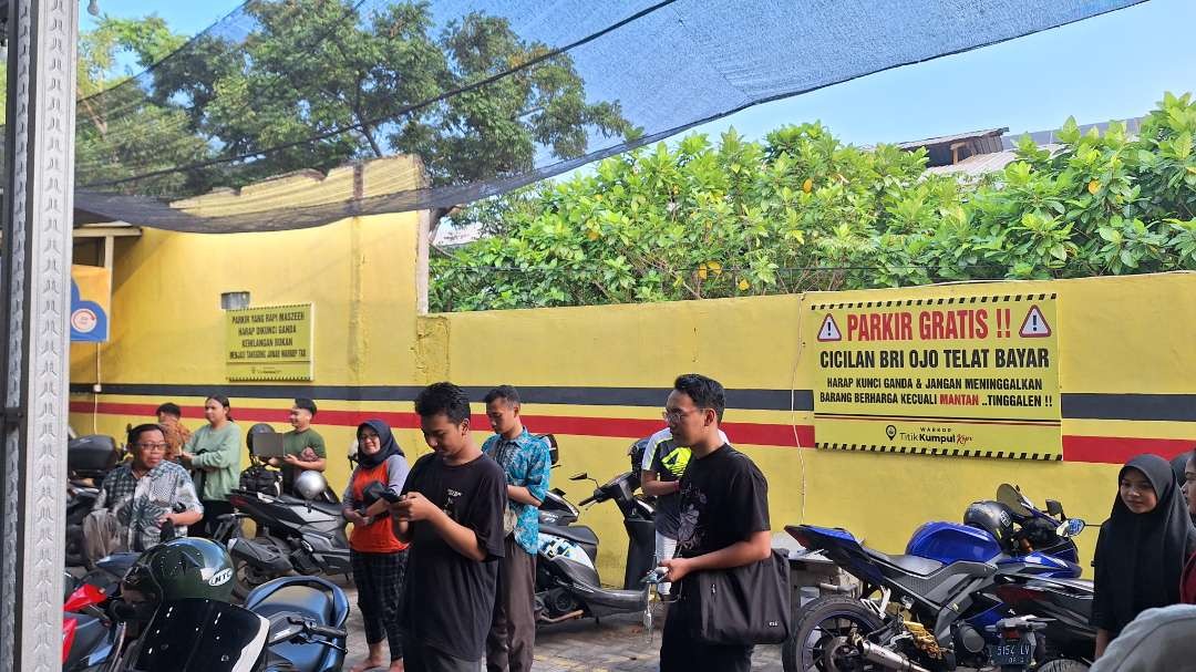 Warga Surabaya yang berhamburan keluar dari salah satu kedai Jalan Karang Menjangan, Gubeng, Surabaya, pasca Gempa 6,5 SR yang terpusat di Laut Jawa. (Foto: Julianus Palermo/Ngopibareng.id)