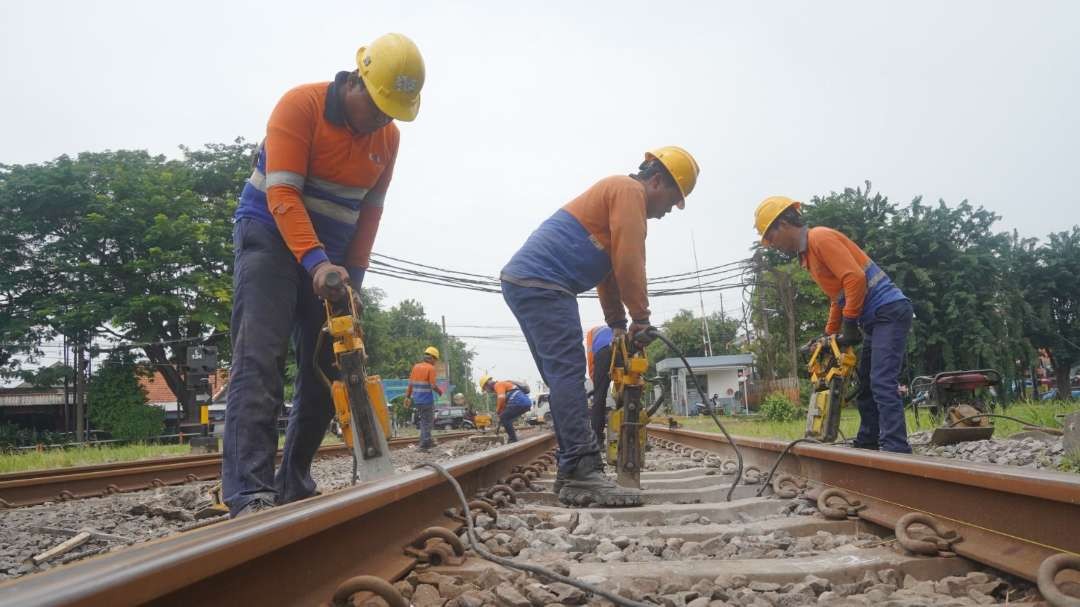 Petugas KAI Daop 8 Surabaya saat melakukan perawatan jalur KA, di sekitar Stasiun Wonokromo. (Foto: Humas KAI Daop 8 Surabaya)