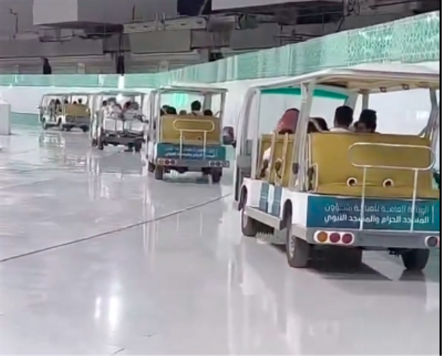 Layanan mobil golf atau buggy car untuk tawaf di lantai atas (rooftop) Masjidil Haram. (Foto: X Inside the Haramain)