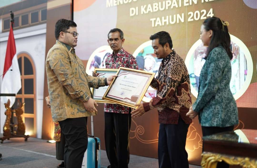 Bupati Kediri Hanindhito Himawan Pramana meminta camat dan kades untuk memastikan pemberian makanan tambahan (PMT) benar dikonsumsi oleh anak. (Foto: Istimewa)