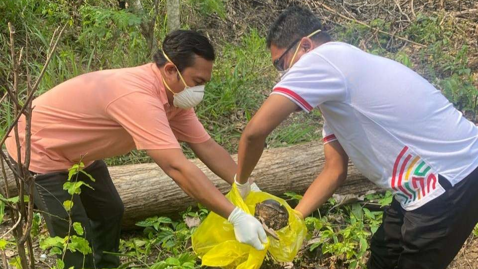 Petugas Puskesmas Kecamatan Sambeng sedang mengevakuasi orok membusuk di hutan Desa Ardirejo. (Foto: Istimewa)