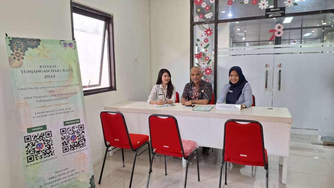 Posko pengaduan THR tahun 2024 yang berada di kantor Disperinaker Surabaya. (Foto: Pemkot Surabaya)