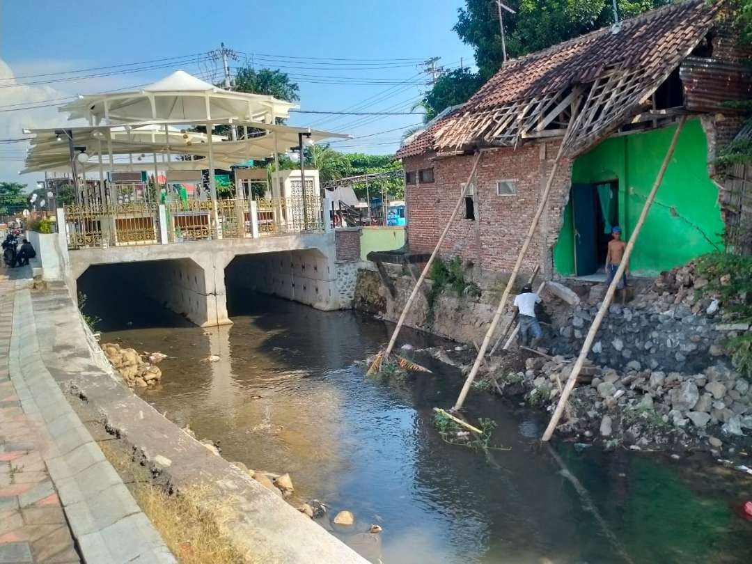 Rumah Samin, 50 tahun di sebelah barat Bundaran Gladser nyaris ambruk karena terdampak proyek pemasangan box culvert. (Foto: Ikhsan Mahmudi/Ngopibareng.id)