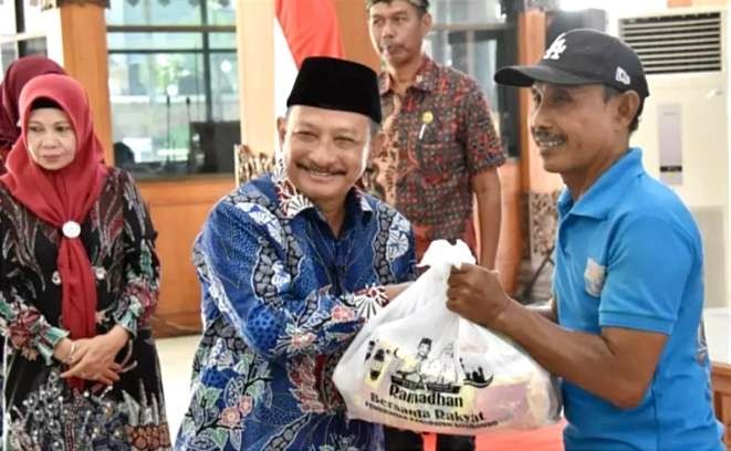 Bupati Situbondo Karna Suswandi menyerahkan bantuan paket sembako kepada salah satu perwakilan abang becak di Pendapa Arya Bupati Situbondo. (Foto: Dok Prokopim Situbondo)