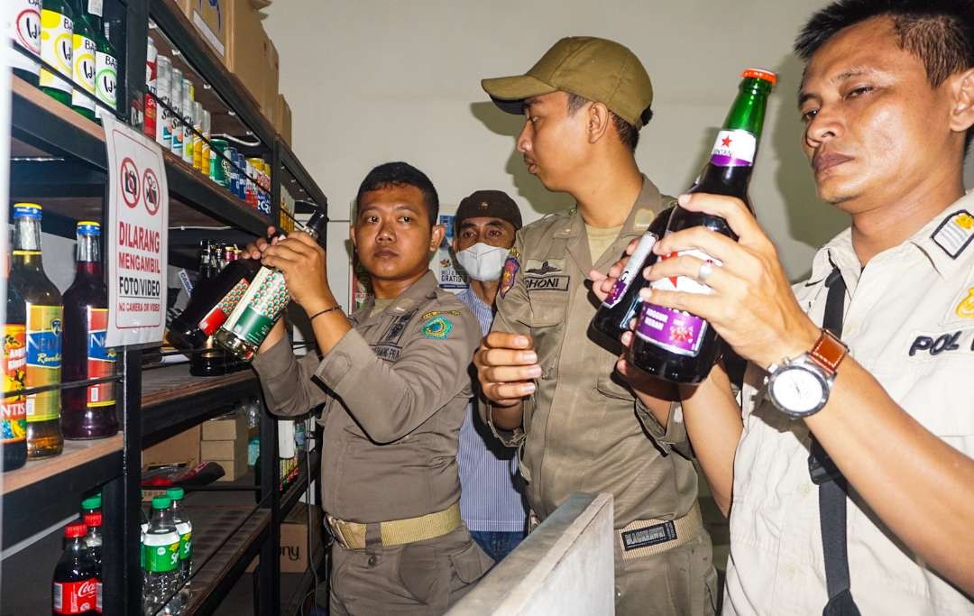 Ratusan miras disita petugas gabungan di Sidoarjo, Jawa Timur. (Foto: Aini Arifin/Ngopibareng.id)